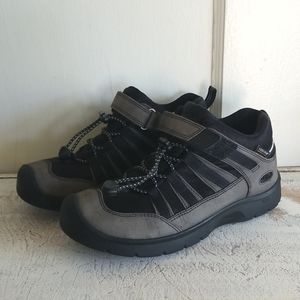 Keen Hikeport 2 boys shoes size 5 youth, waterproof